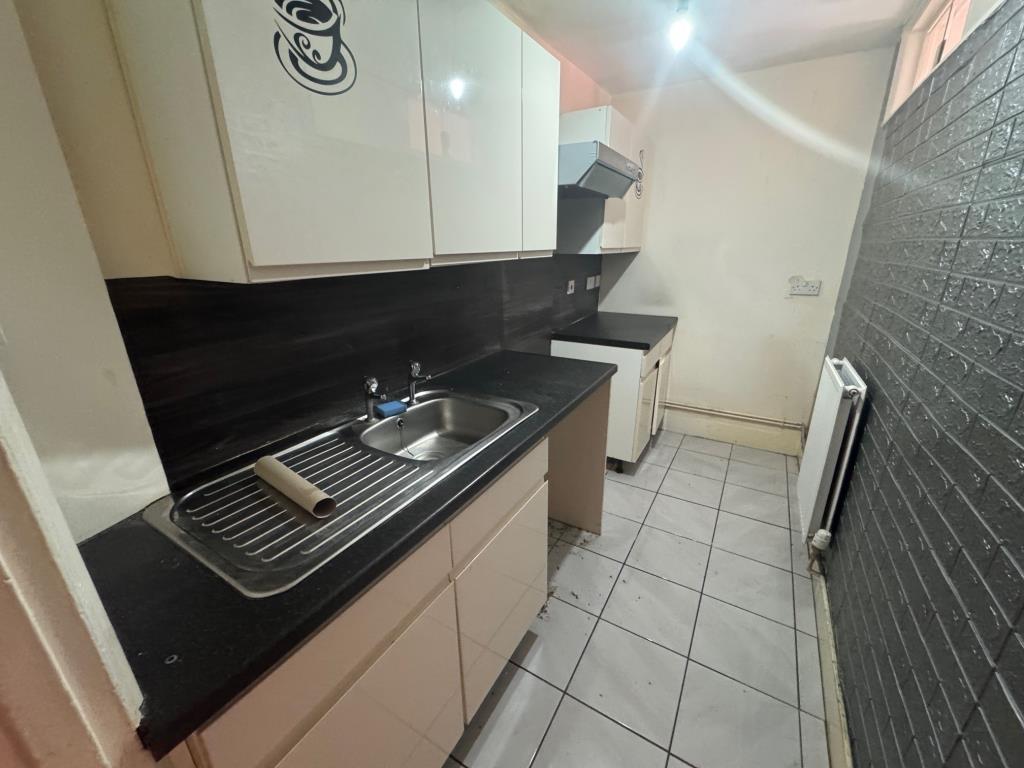 Lot: 132 - FREEHOLD BLOCK OF FOUR FLATS - Lower ground floor flat - kitchen